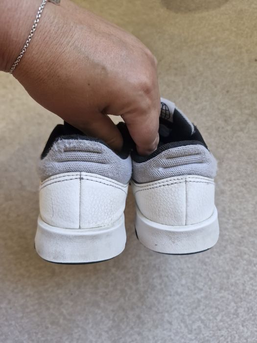 Дитячі кросівки Adidas. Розмір 32