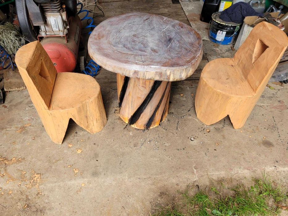 Rzeźba ogrodowa stół z krzesłami drewniana