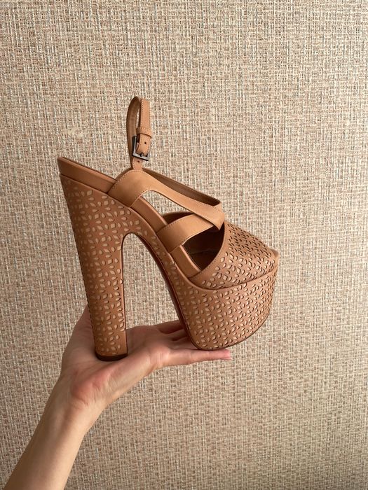 Кожаные бежевые босоножки Alaia