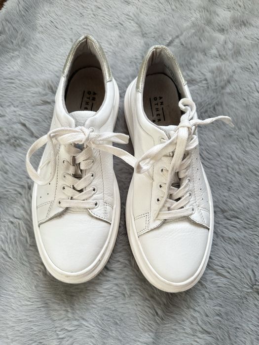 Кросівки шкіряні, жіночі, білі в гарному стані