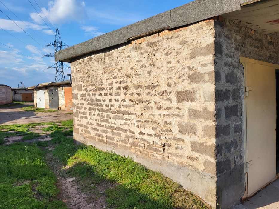 Продам   2    гаража