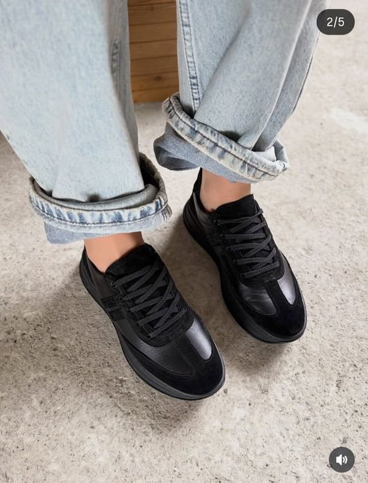 Жіночі кросівки нові