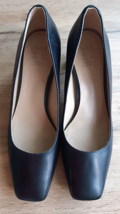 Czarne pantofle na obcasie