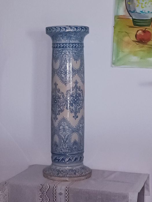 Coluna muito antiga, da conhecida cerâmica,Viúva de Lamego