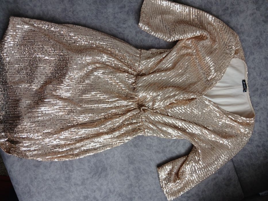 Золотиста вечірня сукня