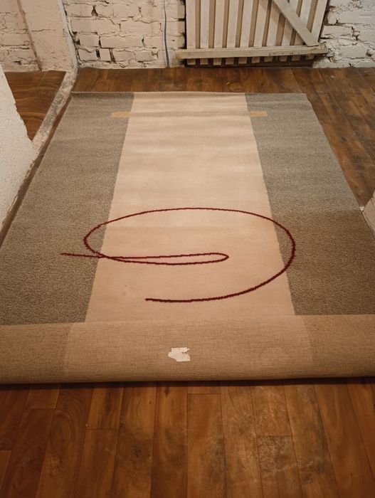 Dywan zadbany gruby, miękki.