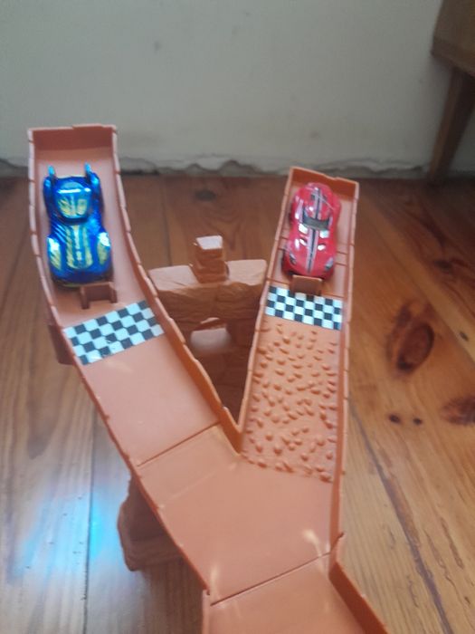 Pista de corridas com 5 carros da hotweels