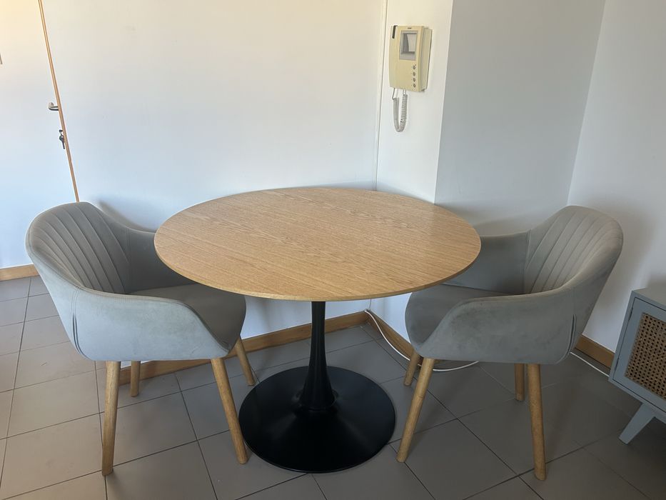 Mesa madeira + 2 cadeiras tecido cinza