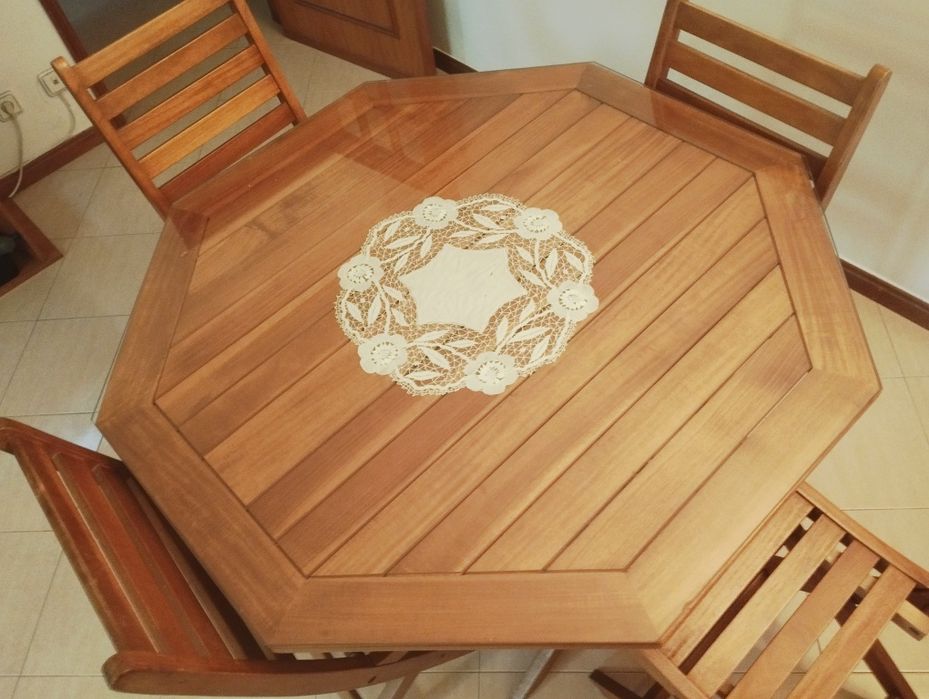Conjunto mesa sala de jantar ou jardim em madeira maçica + 4 cadeiras