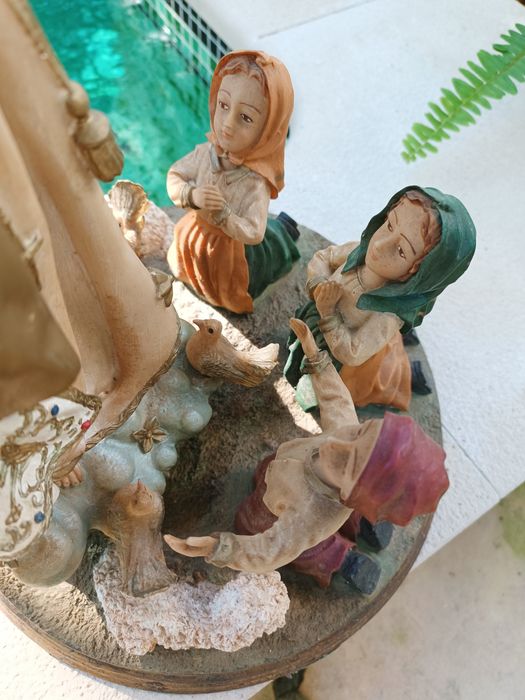 Imagem de Nossa Senhora de Fátima com fio bordado a ouro