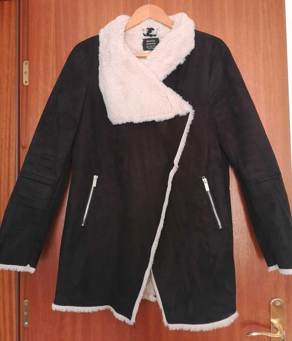 Casaco preto todo em pêlo por dentro Bershka, tamanho S