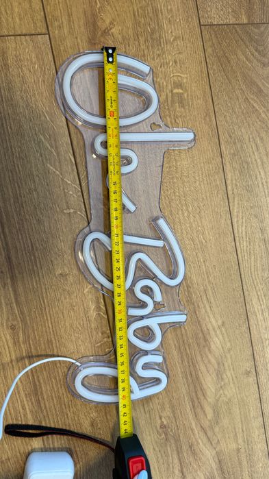 Neon „Oh baby” uzywany