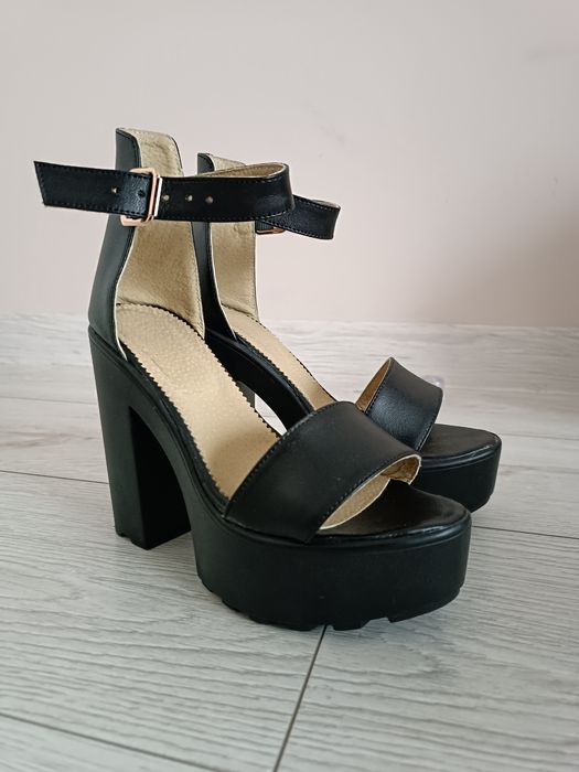 Босоніжки товстий каблук