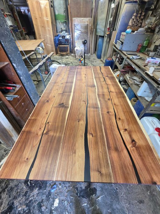 Mesa em madeira maciça rústica,borda o vivo.Rustic solid wood table