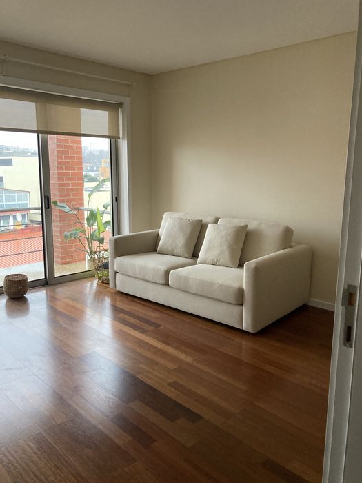 Sofá 2 lugares e puff com arrumacão