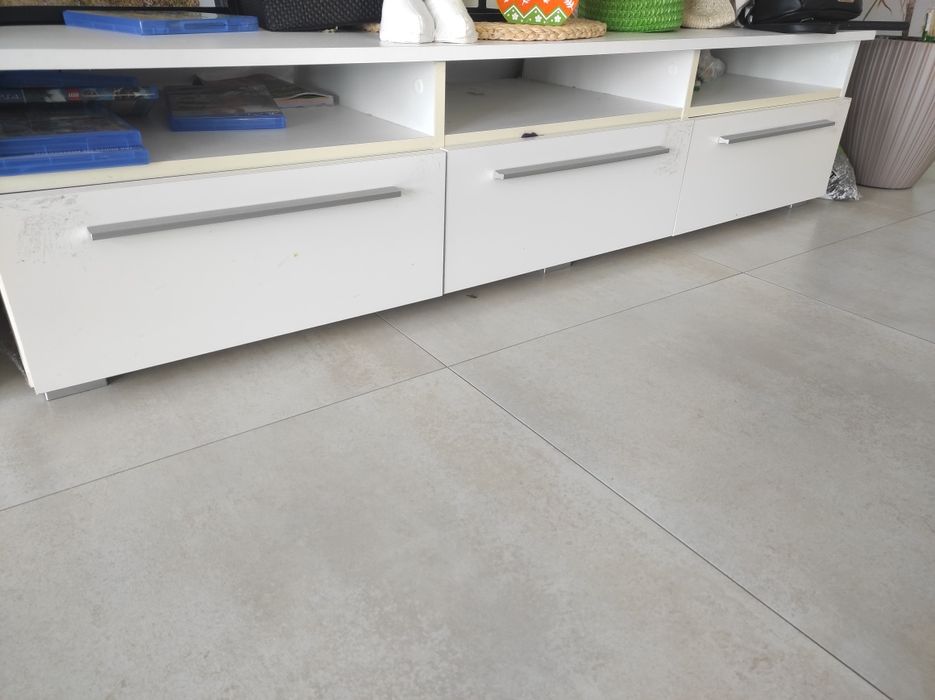 Meblościanka biała wysoki połysk witryna komoda RTV półki