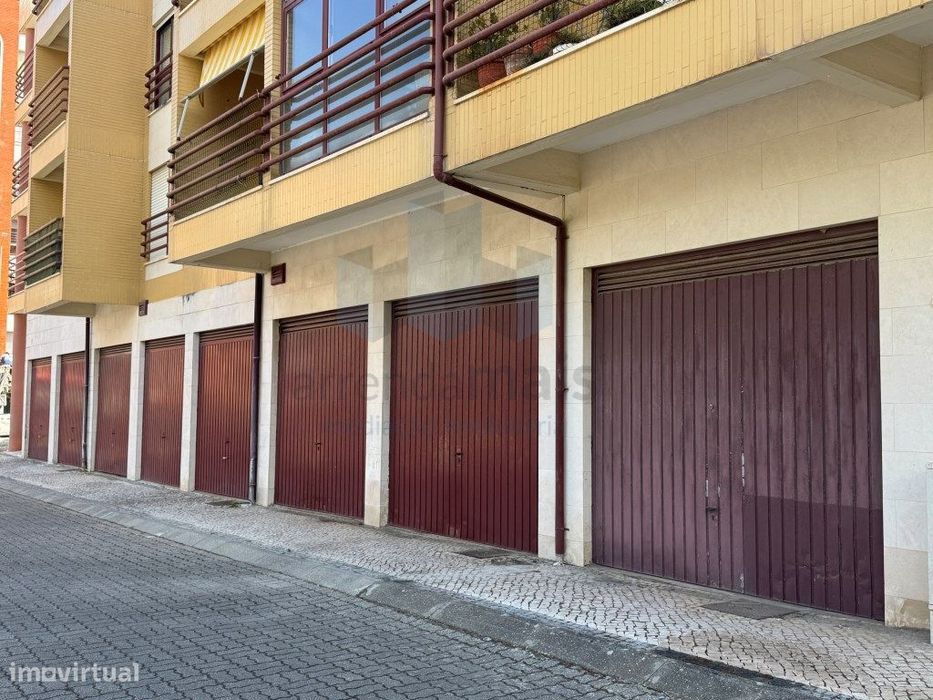 Arrenda-se excelente T3 em ultimo piso com terraço de 120m2 em Celas