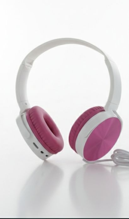 Бездротові навушники Maybelline New York з Bluetooth-з'єднанням.