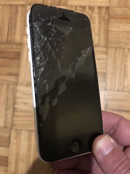 IPhone 5C 16GB com visor partido e bateria inchada (para arranjar)