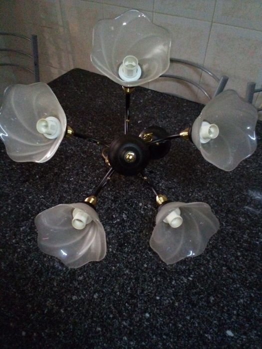 Candeeiro de teto em bom estado