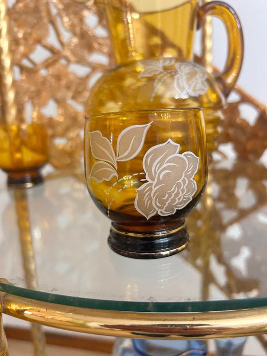 Conjunto copos e jarra dourado e castanho