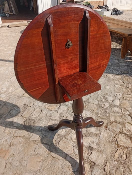 Mesa de apoio redonda com tampo basculante