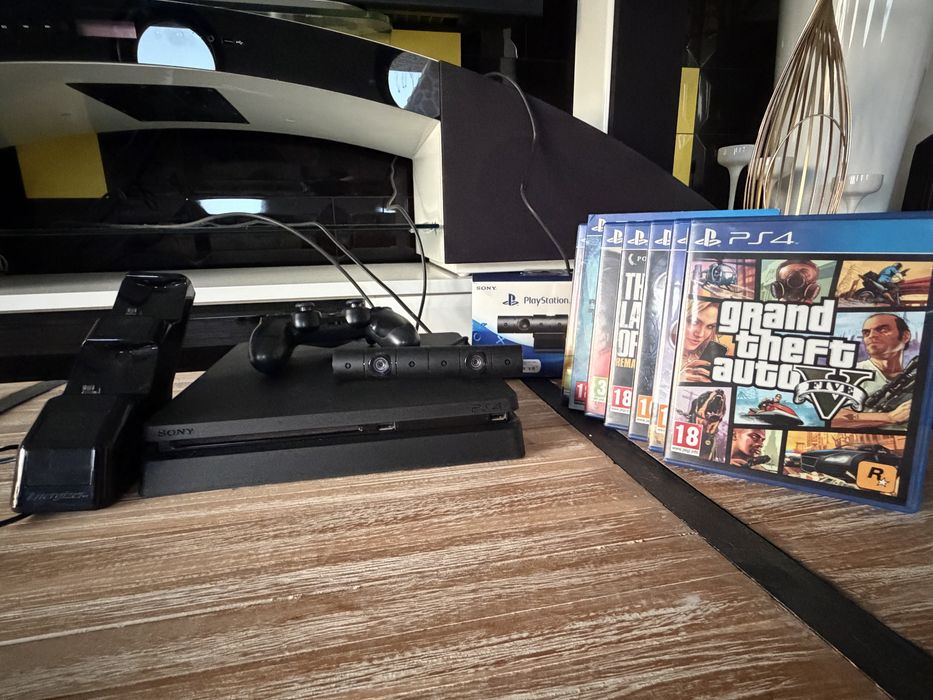 Playstation 4 slim + pad + kamera + ładowarka + 7 gier