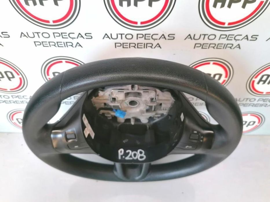 Volante Peugeot 208, em bom estado.