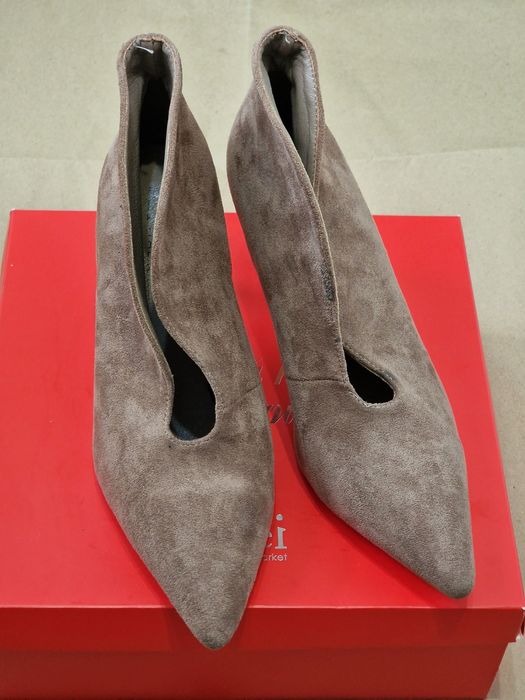 Замшеві ботильйони на високих підборах сіро-коричневого кольору, р40