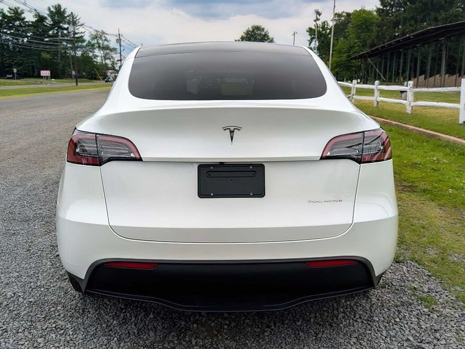 Tesla Model Y      2023
