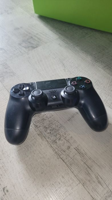 PS4 PlayStation 4 lekkie rysy 2 gry oraz kable