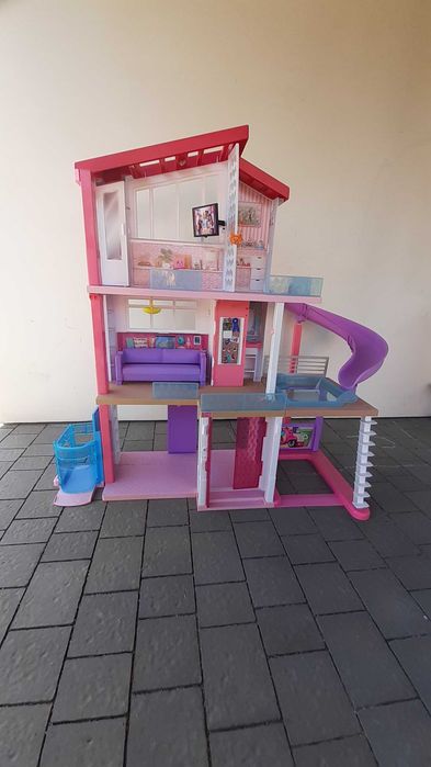 Duży zestaw Barbie - dwa duże domki i trzy samochody, kasa, kuchnia