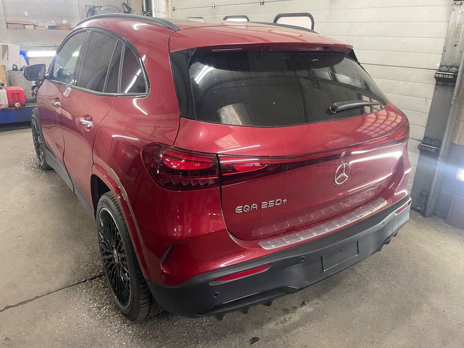 Mercedes-Benz EQA uszkodzony