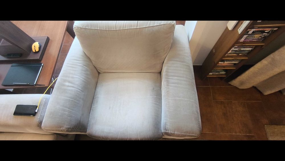 Conjunto de sofás e mesa de apoio