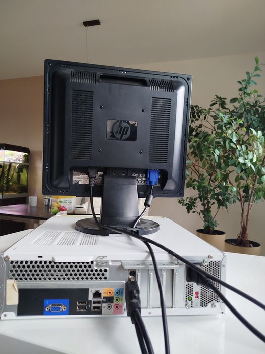 Komputer stacjonarny Dell z monitorem