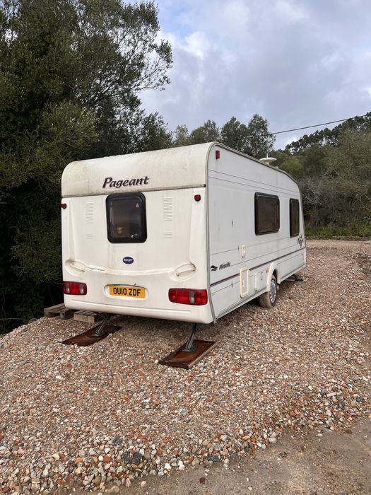 Caravana com grande casa de banho