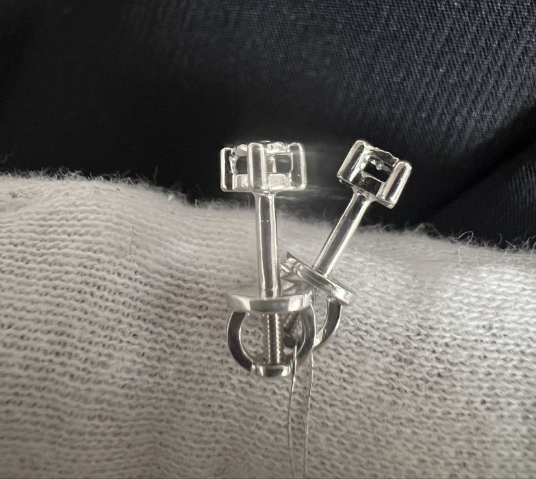 Сережки-пусети з білого золота з ДІАМАНТАМИ