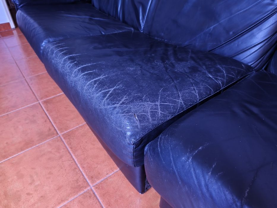 Sofá de pele preto! (Com alguns sinais de uso!)