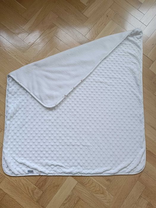 Biały ciepły kocyk koc dwustronny Minky do gondoli dla niemowlaka