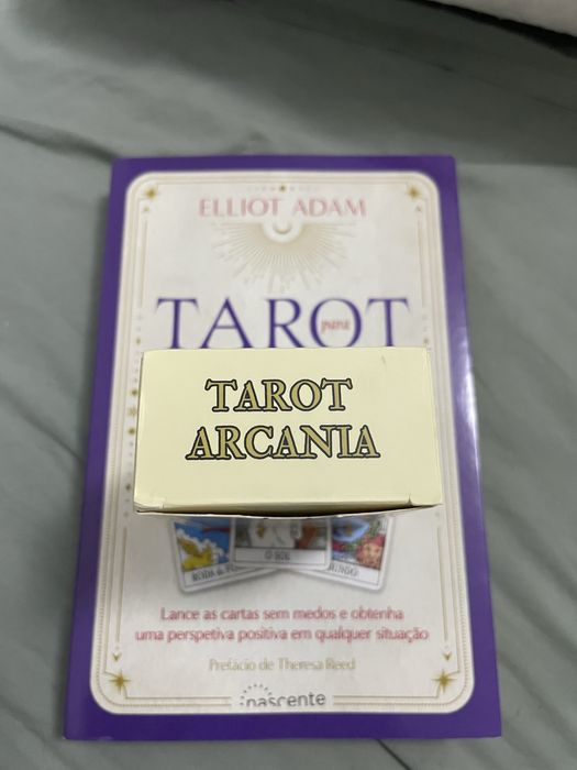 Livro e baralho de tarot