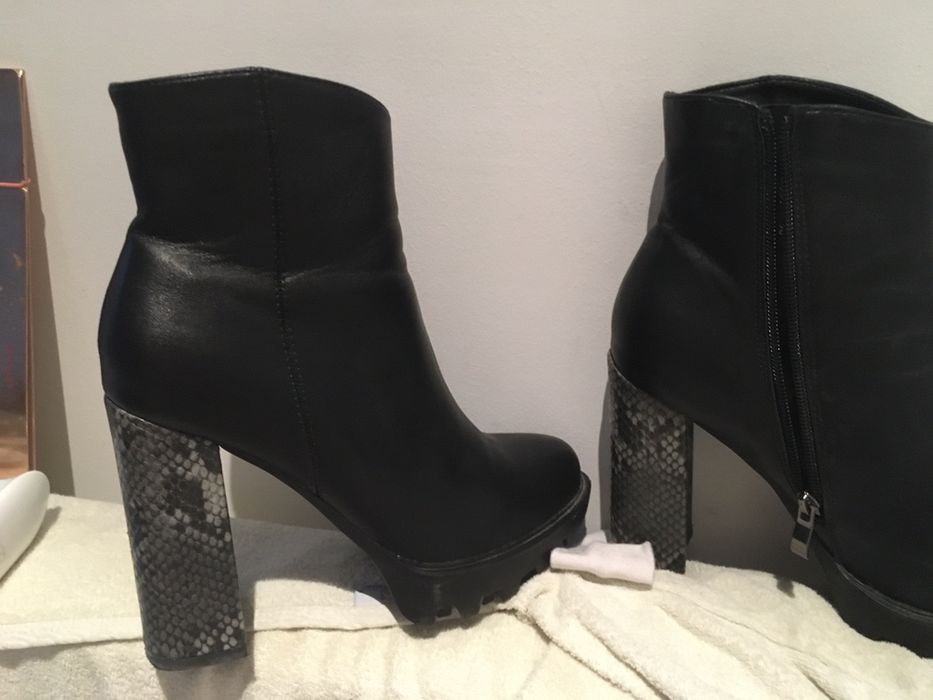 Buty 38 czarne na słupku