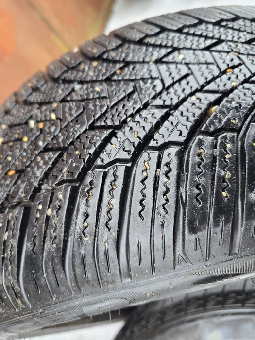 Продам зимову гуму 215 50 R17