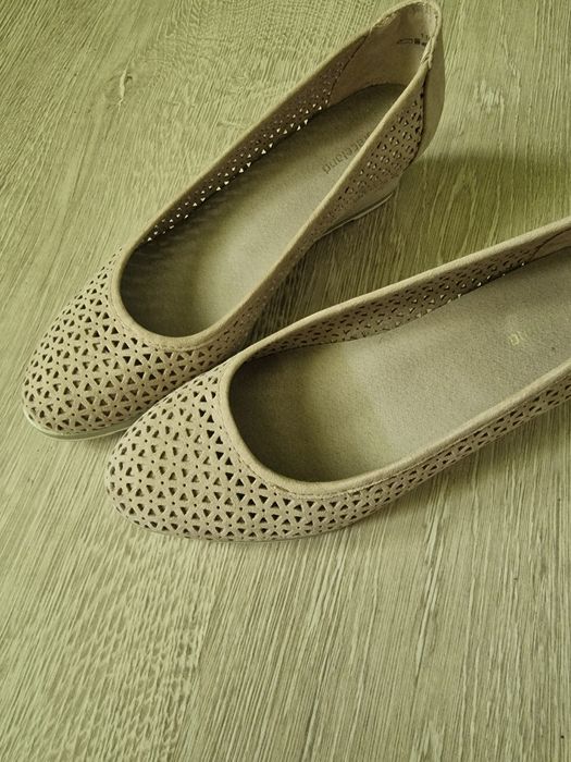 Urokliwe buty na koturnie