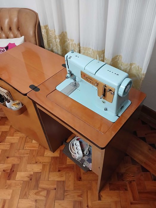 maquina de costura vintage Singer a funcionar.