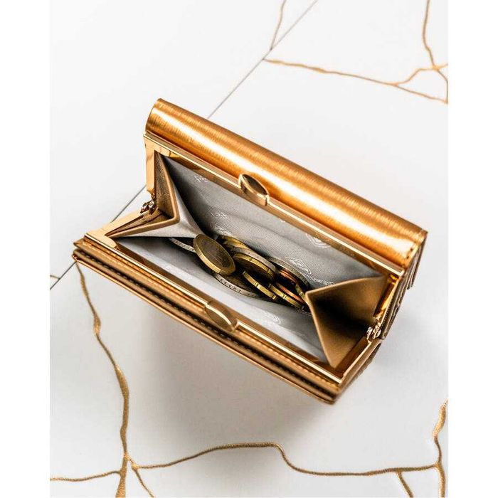 Modny portfel damski złoty z lakierowanej skóry naturalnej