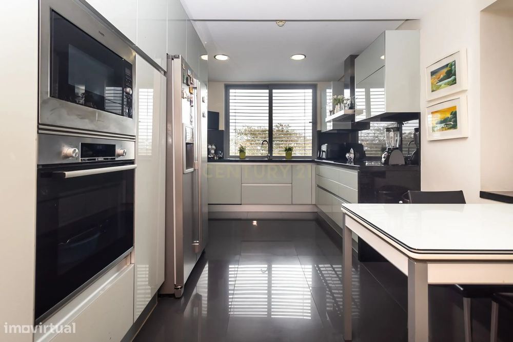 Elegância, Espaço e Tecnologia – T4 de Prestígio em Setúbal