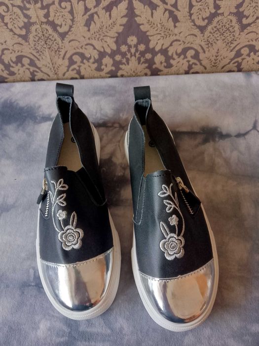 czarne buty z haftem 38