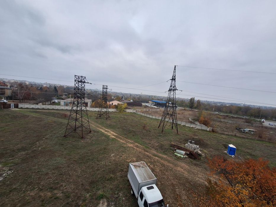 Окремо розташована будівля 1300 м² на виїзді до Дніпра