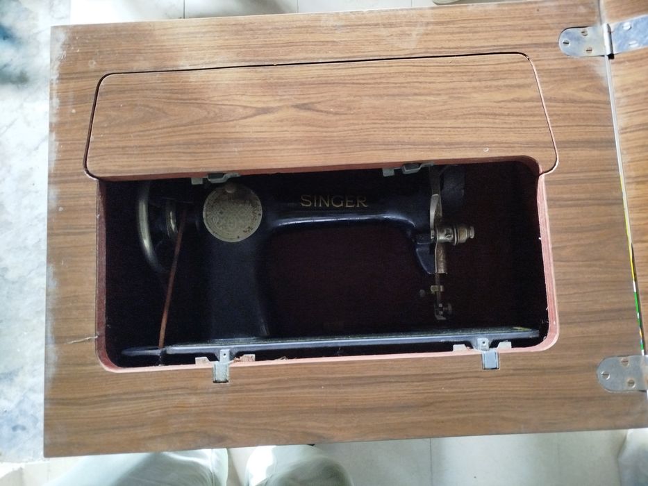 Maquina de cozer Singer antiga com móvel completo