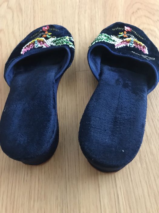 Chinelos em veludo azul escuro e missangas